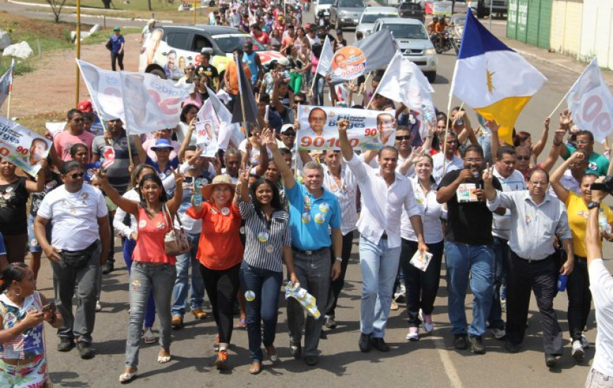 Ataídes Oliveira faz caminhada em Paraíso
