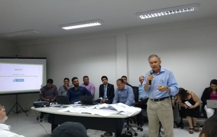 Ephim Shluger explica o projeto para os comerciantes