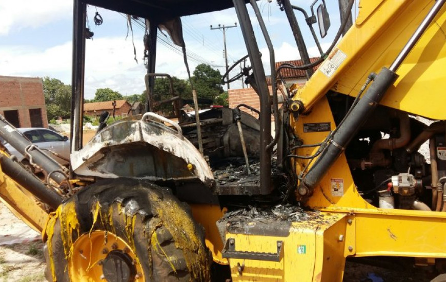 Trator ficou destruído após incêndio