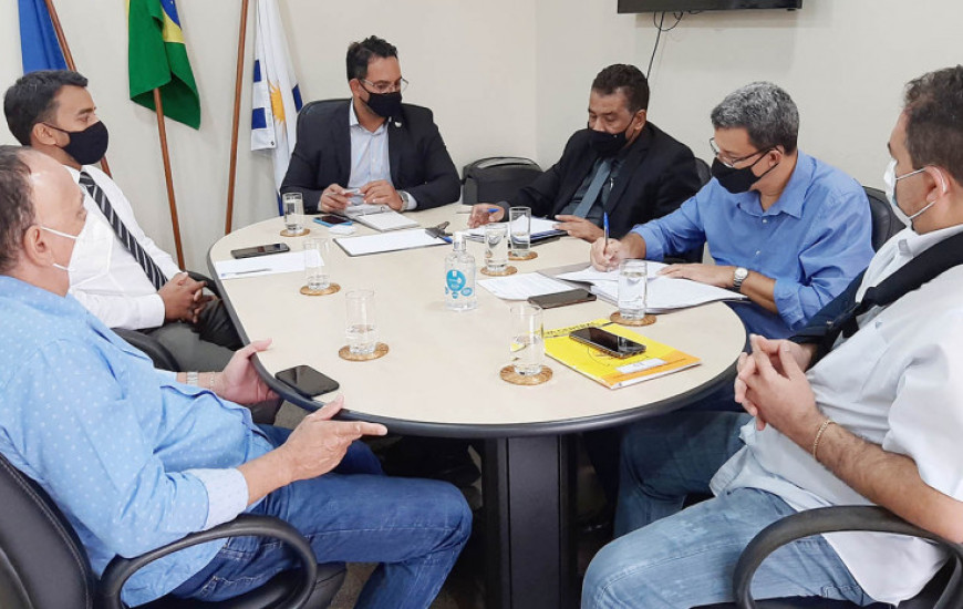 Representantes dos servidores debatem solução para o pagamento de passivos.