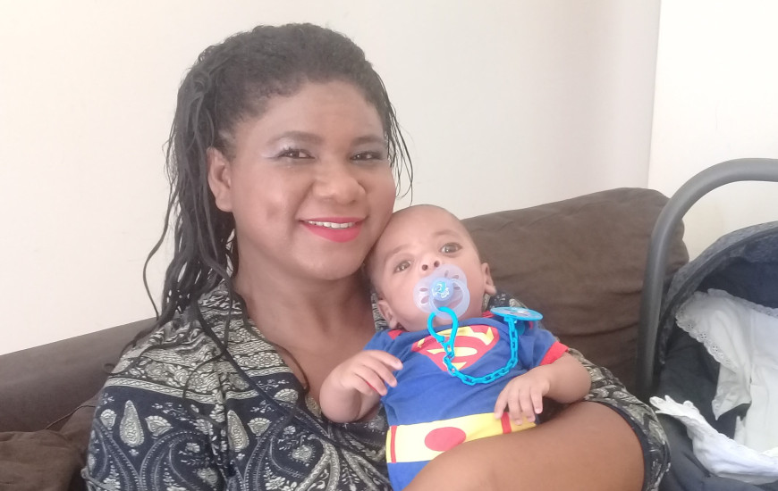 O pequeno guerreiro no colo da mãe após deixar a UTI