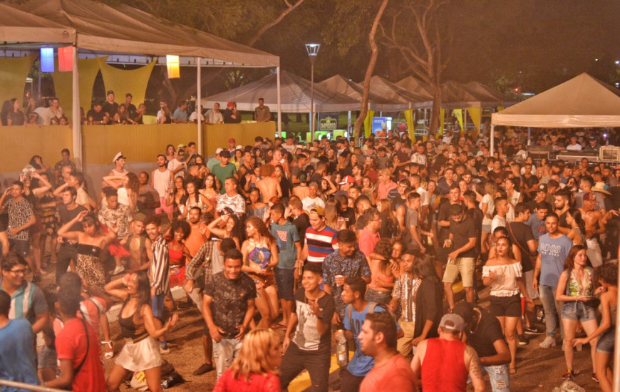Foliões tomaram conta da praça