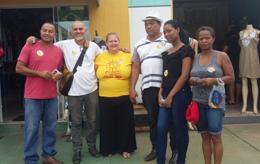 Candidata caminha com candidatos da legenda pelas Arnos
