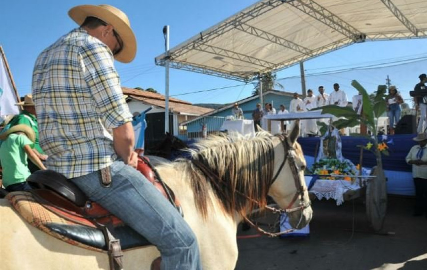 População se prostrou diante da imagem da santa