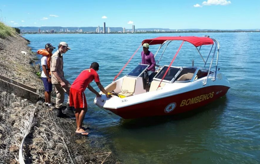 Bombeiros estão no lago fazendo buscas por homem desaparecido