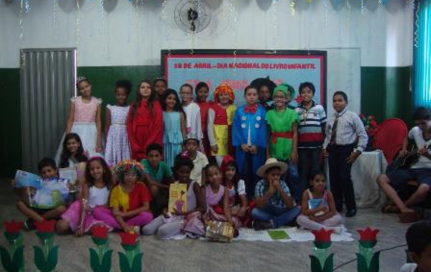 Alunos participam de atividades sobre o Dia do Livro Infantil