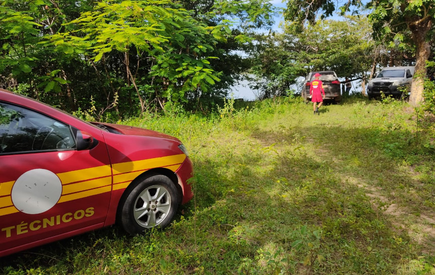 Bombeiros mergulharam no local descrito e em pouco tempo conseguiram localizar 