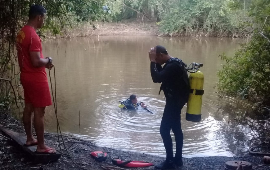Bombeiros militares atuam nas buscas ao corpo de pescador em Porto 
