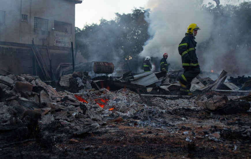 Bombeiros atuaram por mais de quatro horas para combater as chamas.