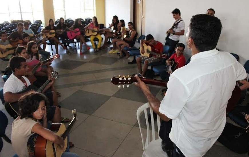 Crianças fazem aulas de artes no local