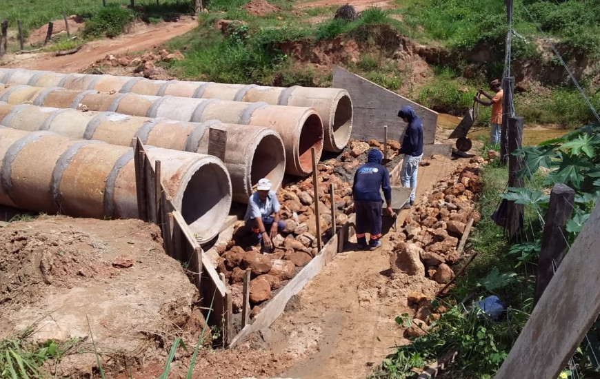 Equipe técnica executa obras de reconstrução e ampliação do bueiro.