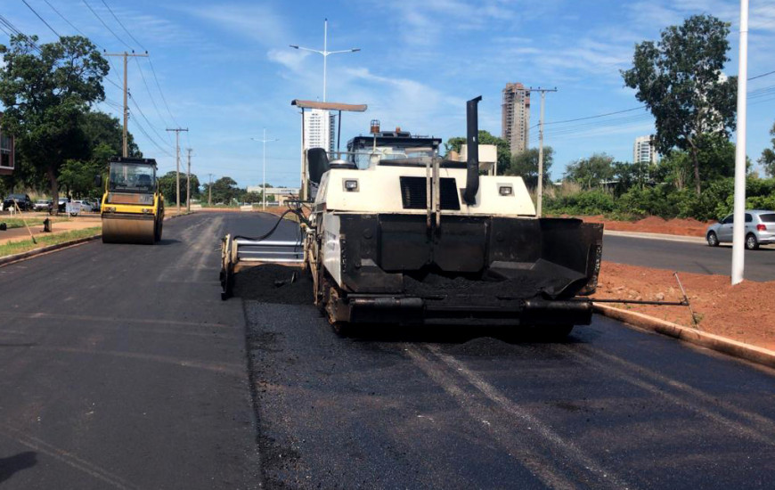 A Avenida LO-05 está recebendo nova camada asfáltica