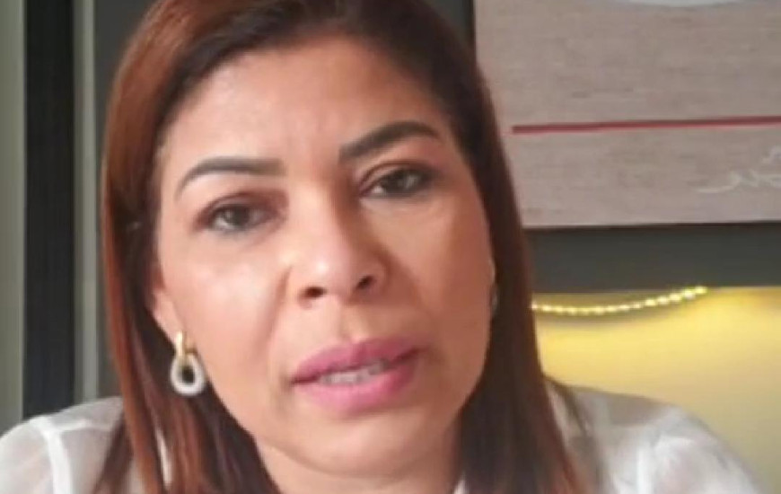 A secretária de Educação, Adriana Aguiar, em live realizada pelo T1 Notícias