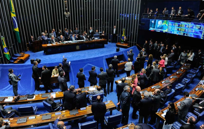 A proposta altera mais de 100 pontos da CLT