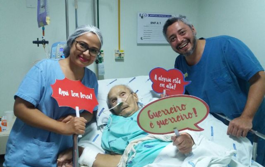 Idoso celebra alta após ficar 20 dias internado na UTI