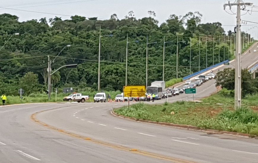 Tráfego de veículos no trecho da Teotônio Segurado