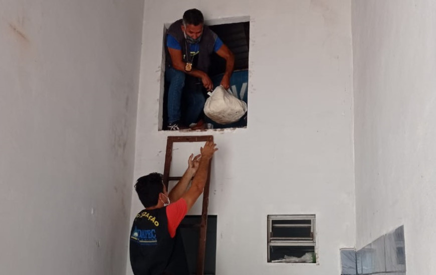 Fiscais encontraram os produtos escondidos dentro de uma caixa d’água.