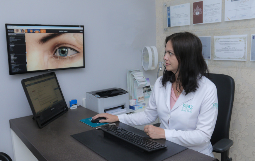 Médica oftalmologista, Susan Yano. 