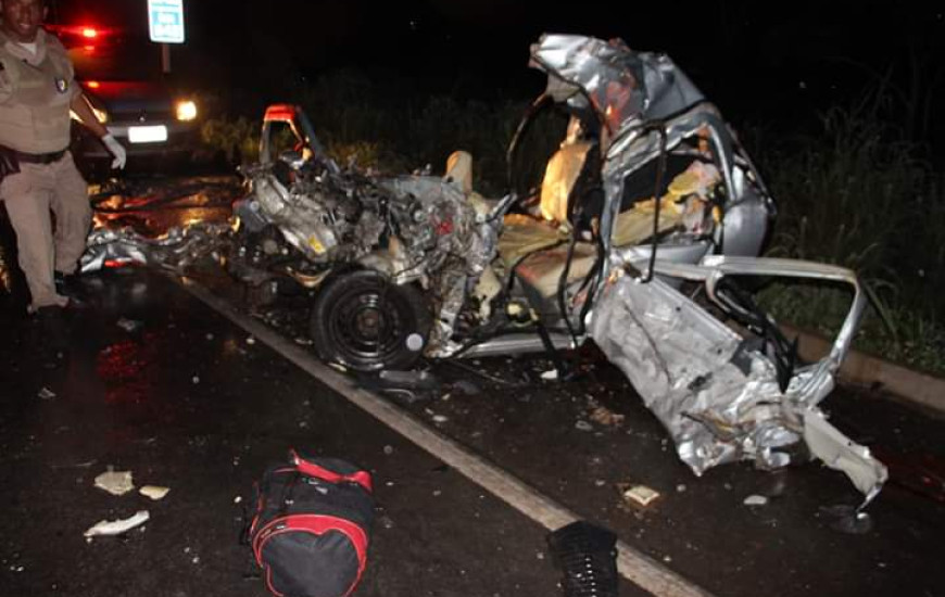 Batida entre carro de passeio e caminhão