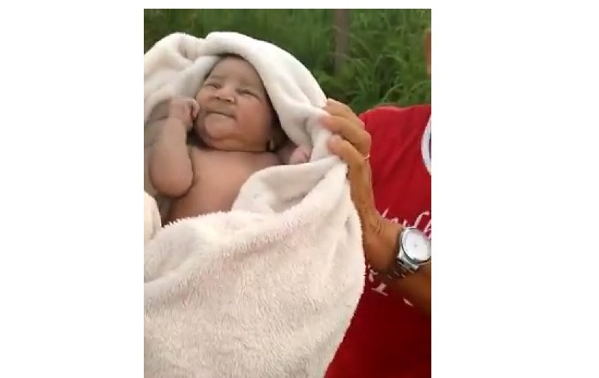 Bebê é encontrada dentro de saco de cimento 
