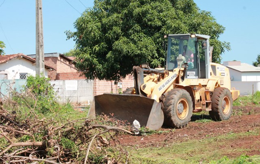 Prefeitura notifica donos de lotes baldios