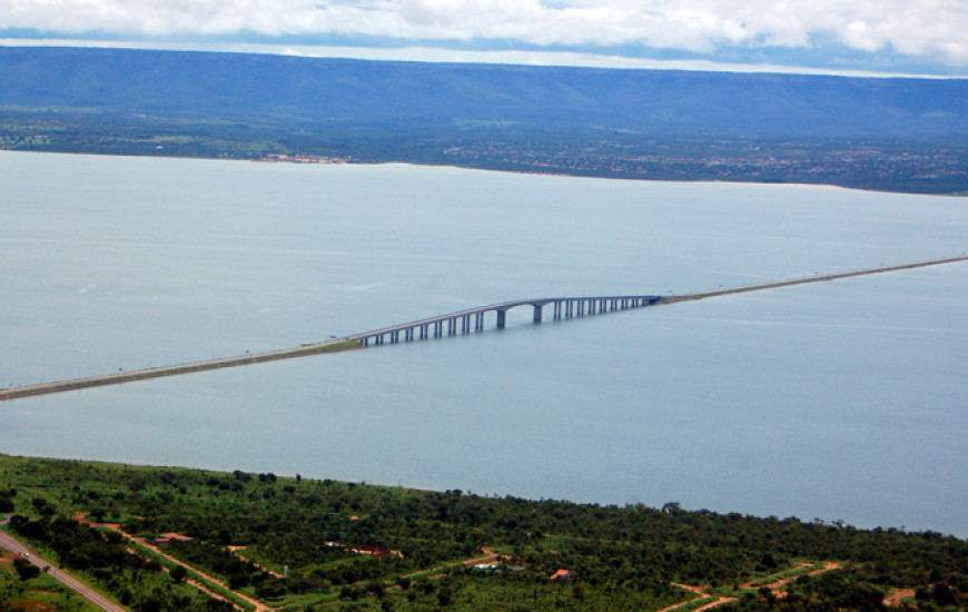 Derramamento afeta lago da Capital