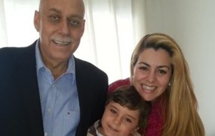 João Ribeiro com a esposa e filho do casal