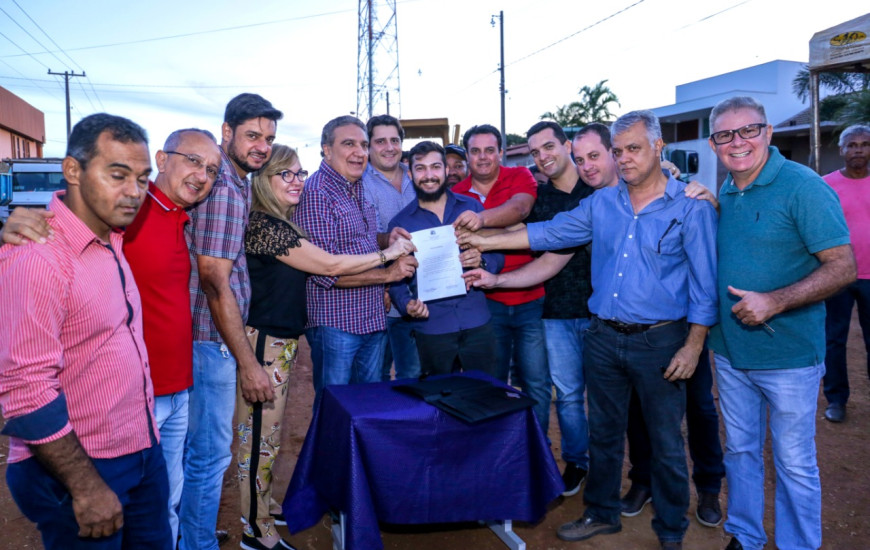  Laurez assinou o termo de autorização durante evento de lançamento da obra