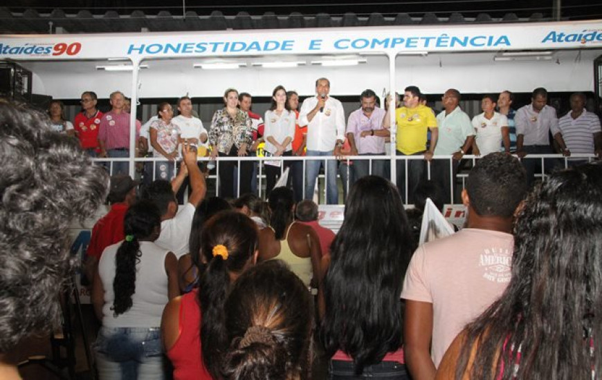 Ataídes em comício em Tocantinópolis