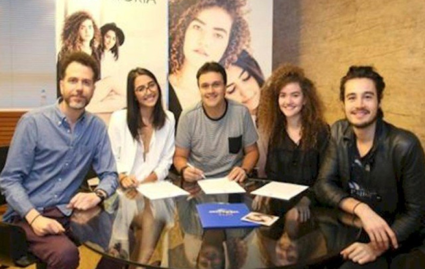 Cantoras assinam com a Universal Music