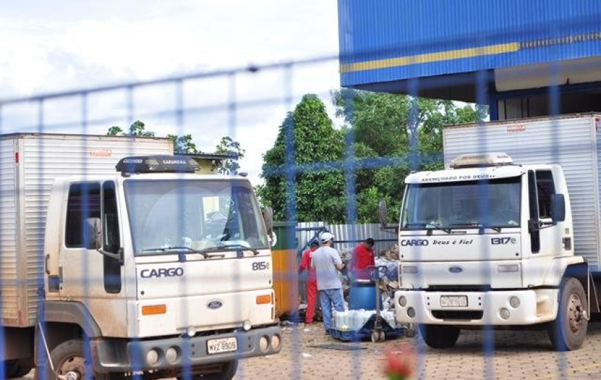 Trabalhadores recolhem medicamentos do lixo