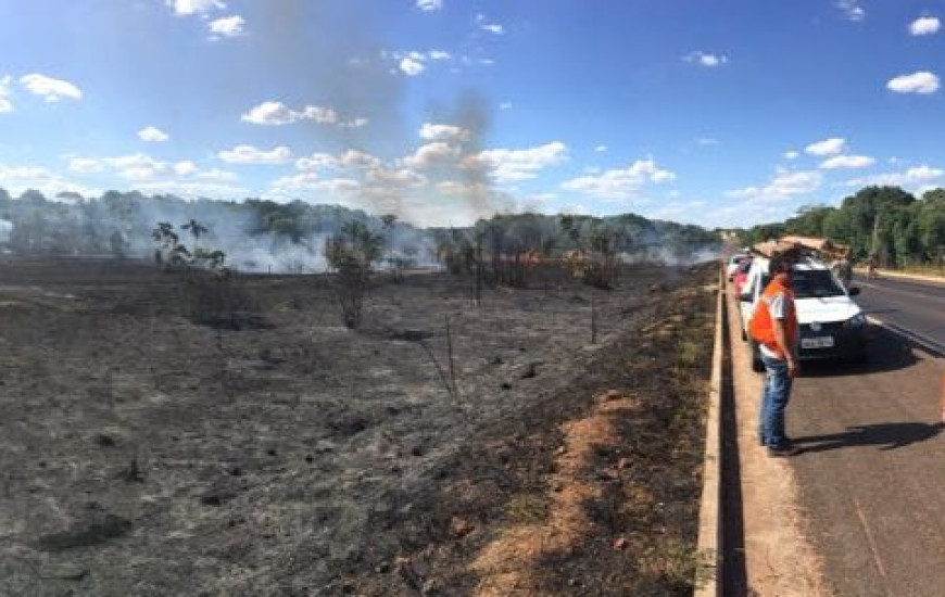 Incêndio ontem queimou quase 4 km às margens da BR-153