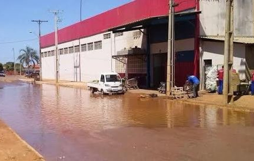 Água se acumula no fundo de supermercado