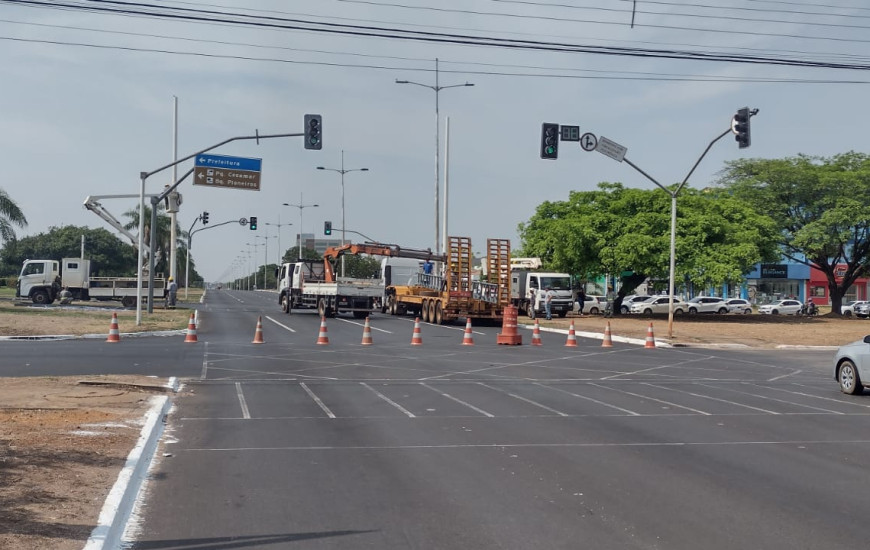 Trecho de cruzamento próximo à LO-11 fechado na manhã desta segunda-feira, 10