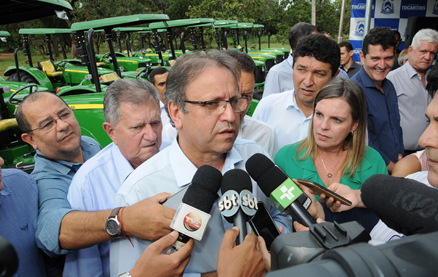 Marcelo Miranda vistoria tratores na Capital