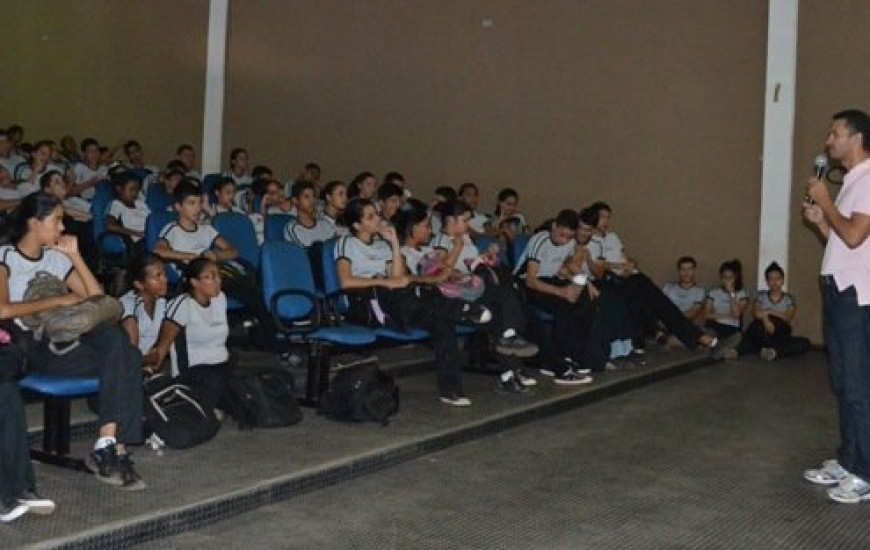 Alunos atentos ao que era falado