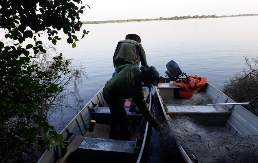 Os fiscais apreenderam diversas ferramentas para pesca de peixes e tartarugas