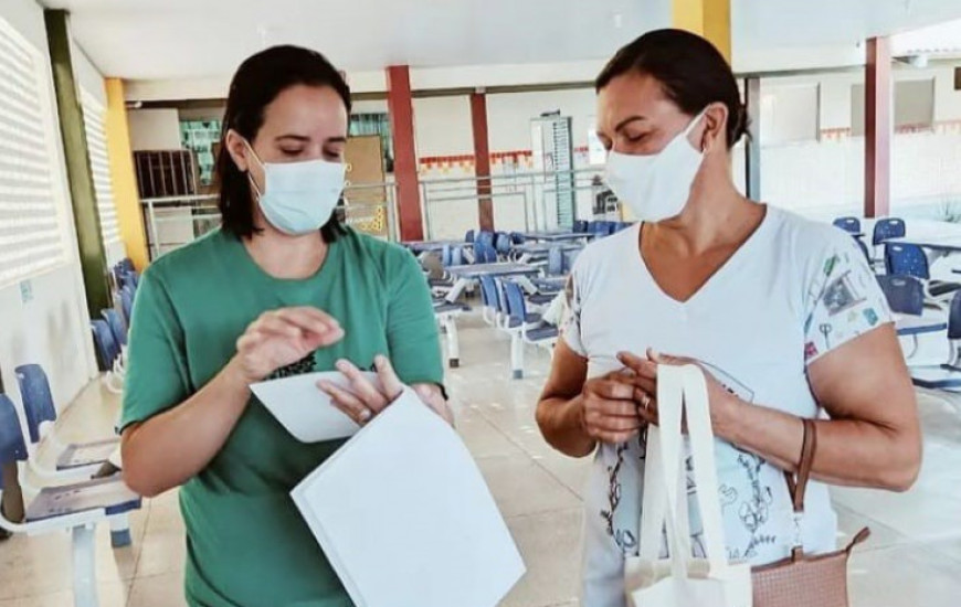 Simone entregou kit aos pais dos alunos e explicou projeto