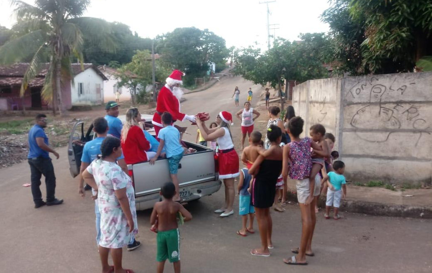 O evento contou com a presença do Papai e da Mamãe Noel