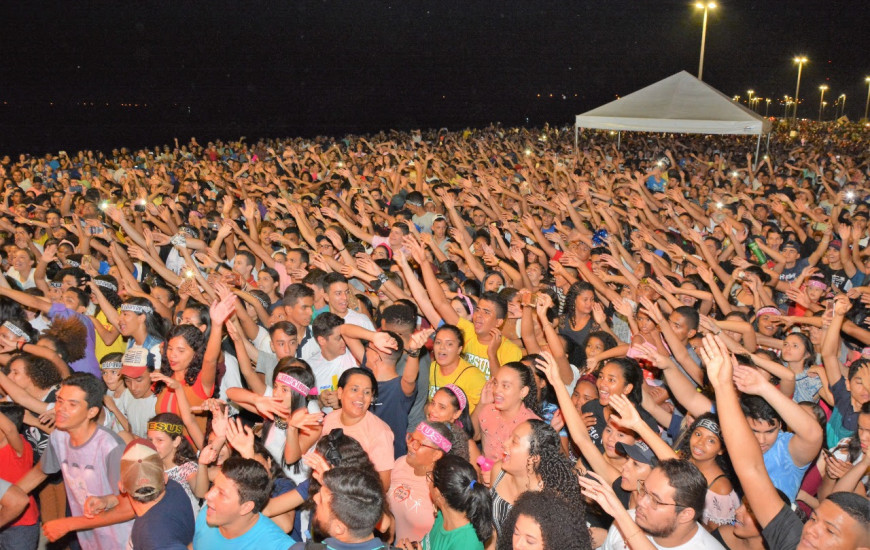 Público se reuniu após trajeto para assistir shows nacionais 