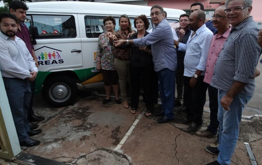 Prefeitura entrega novos carros