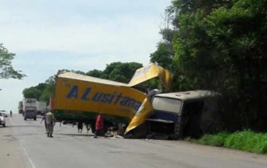 Colisão ocorreu entre ônibus e caminhão na BR-153