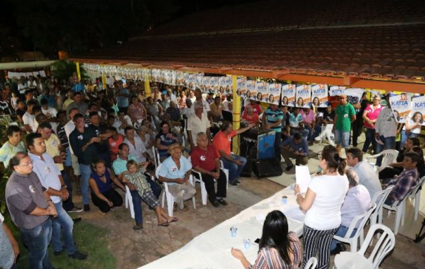 Candidata conversa com moradores em reuniões