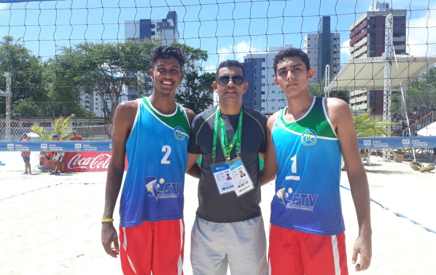 Gabriel Lucas, o técnico Osvaldo e Gabriel Henrique