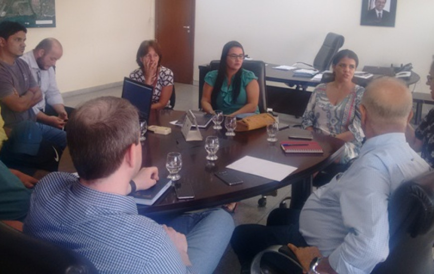 Moradores e Estado reunidos para tratar do projeto da quadra