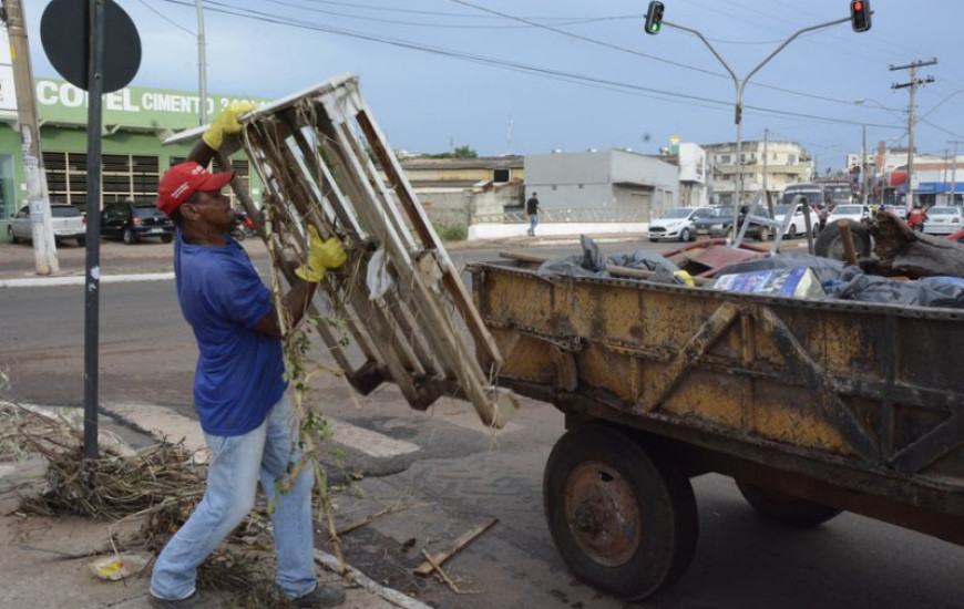 Prefeitura tira entulhos após forte chuva