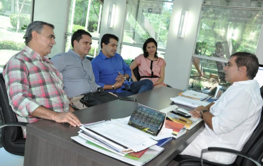 Representantes em reunião com o prefeito