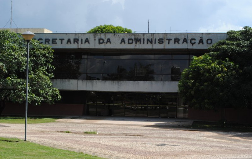Servidores voltam a trabalhar oito horas