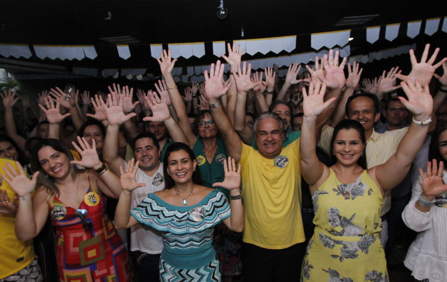 Juvenal Klayber e Adriana Brandão(E) comemoram com colegas o lançamento da chapa