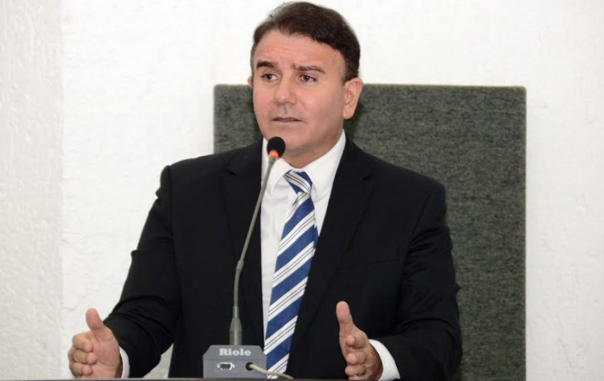 Eduardo critica cobrança de taxa de inspeção